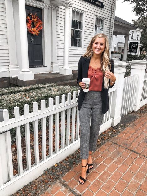 Fall work wear fashion. 10 fall outfits to create right now ~ Roses and Rain Boots Raining Day Office Outfit, Professional Outfits Women Classy, Fall Business Casual Outfits, Work Attire Women, Stile Blair Waldorf, Adrette Outfits, Fest Outfits, Simple Fall Outfits, Professional Outfits Women