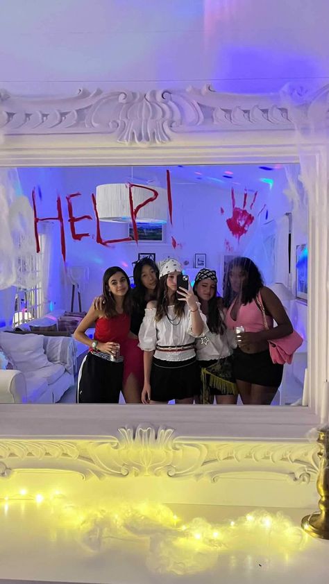 Halloween Mirror Ideas, Scary Mirror, Halloween Selfie, Halloween Mirror, Halloween Party Decor Diy, Halloween Post, Mirror Selfie Poses, Mirror Photo, Halloween Event