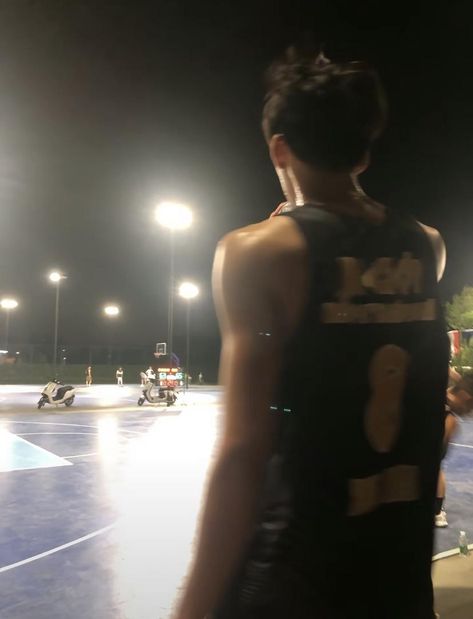 Basketball Guy Aesthetic, Basketball Boy Aesthetic, Pfp Basketball, Basketball Aesthetic Boy, Gym Boyfriend, Kpop Boyfriend Material, Boyfriend Material Aesthetic, Basketball Boyfriend, Basketball Aesthetic