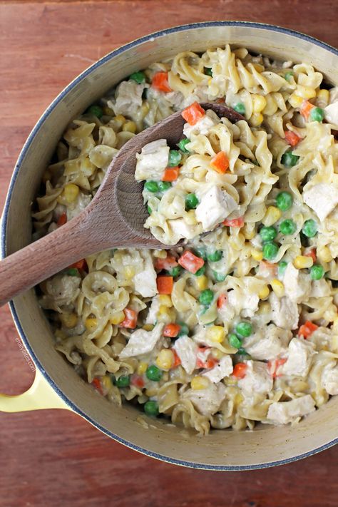 This creamy Chicken Pot Pasta is a perfect, easy one-pot comfort food meal for the whole family. Just 314 calories or 5 Weight Watchers SmartPoints! Chicken Pot Pasta, Emily Bites Weight Watchers, Emily Bites Recipes, Ww 2024, Skinnyish Dish, Emily Bites, Weight Watchers Chicken, Ww Freestyle, Weight Watcher Dinners