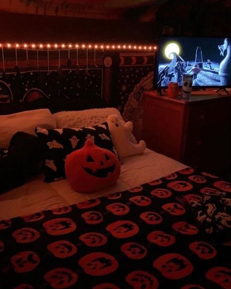 Halloween Themed Room Bedrooms, Spooky Bedroom Aesthetic, Spooky Room Aesthetic, Halloween Stairs, Halloween Themed Room, Bedroom Fall Decorations, Fall Themed Bedroom, Halloween Room Decor Ideas, Halloween Themed Bedroom