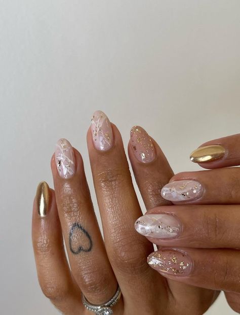 Cute Marble Nails, White And Gold Nail Art, Nails In White, Marble Nails Diy, Martini Nails, Black Marble Nails, Grad Nails, Gold Chrome Nails, Minimal Nails Art