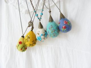 so beautiful, no link, just photo Tovad Ull, Wool Necklace, Fiber Art Jewelry, Felt Necklace, Felted Wool Crafts, Felt Beads, Felt Jewelry, Needle Felting Projects, Fiber Jewelry