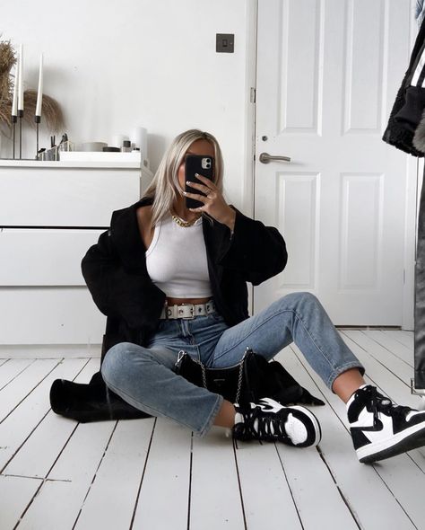 Dunks Outfit Woman, Jordan Outfits Womens, Air Jordan 1 Outfit Women, Air Jordan Outfit, Jordan 1 Outfit Women, Dunks Outfit, Air Jordan 1 Outfit, Outfits Minimalist, Jordan Outfit