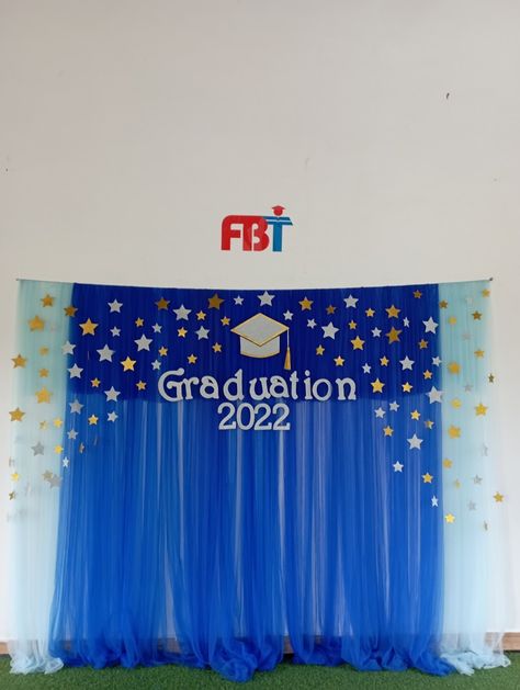 Primary School Graduation Decorations, Preschool Graduation Stage Decorations, Stage Decor For Graduation, Graduation Day Decorations For Preschool, Kindergarten Graduation Stage Decoration, Preschool Graduation Ideas Decorations Stage, Kindergarten Graduation Photo Backdrop, Preschool Graduation Photo Backdrop, Simple Stage Decorations For School