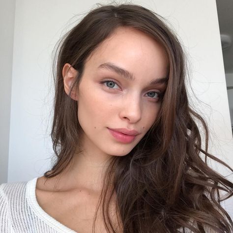 Luma Grothe Celina Kyle, Luma Grothe, Fresh Face Makeup, Fashion Show 2016, Slim Neck, Lily Donaldson, Curly Wavy Hair, Skin And Makeup, Lais Ribeiro