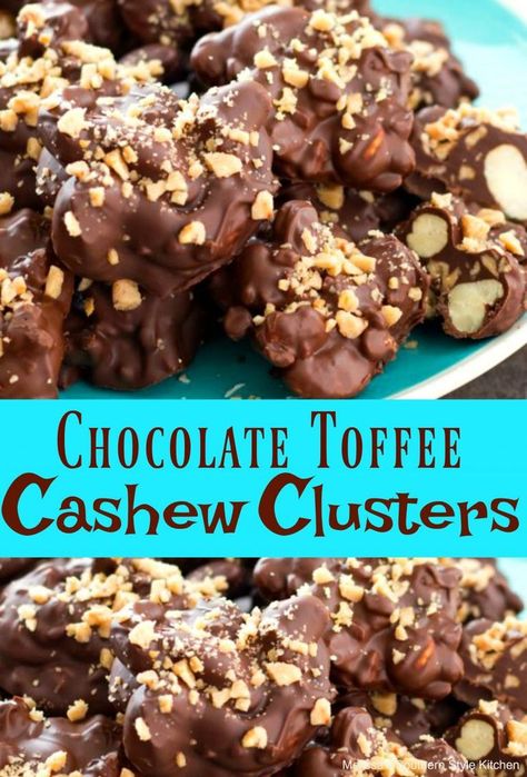 Chocolate Toffee Cashew Clusters #candy #chocolate #candyclusters #cashews #holdays #christmas #holidayseason #toffee #sweets #desserts #recipes #food #homemade #homemadegifts Cashew Clusters, Toffee Dessert, Chocolate Clusters, Homemade Toffee, Toffee Candy, Toffee Recipe, Recipes Fall, Candy Recipes Homemade, Christmas Candy Recipes