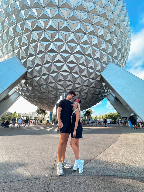 Miami Couple Outfits, Disney World Outfits Couples, Couple Outfits Disney, Disney World Birthday Pictures, Disney Boyfriend Pictures, Universal Studios Outfit Couples, Disney Trip With Boyfriend, Disney World Couples Outfits, Disneyworld Couples Outfits