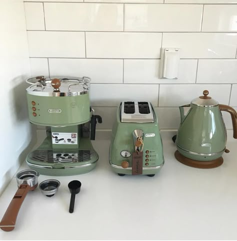 Kitchen Appliances Aesthetic, Smeg Green, Green Smeg, Green Kitchen Appliances, Retro Kitchen Ideas, Green Appliances, Hot Water Kettle, Smeg Appliances, Cappuccino Maker