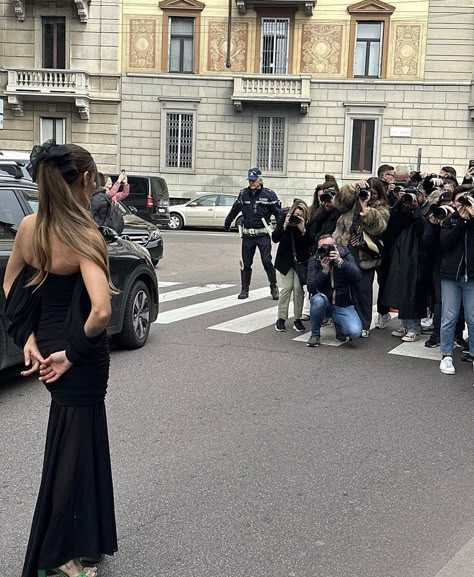 Paris Ootd, Famous Lifestyle, Paparazzi Pics, Light Blue Hair, Photographer Instagram, Pic Inspiration, Glam Photoshoot, Model Lifestyle, Paparazzi Photos