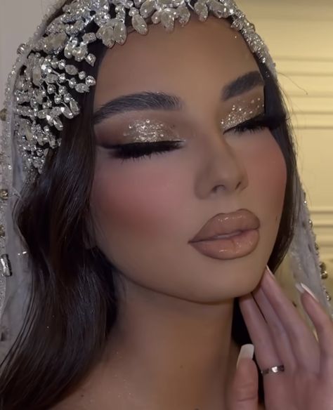 Makeup Looks To Go With Champagne Dress, Champagne Glitter Eye Makeup, Makeup Ideas For Prom Gold Dress, White Gold Eyeshadow, Quince Makeup Glitter, Makeup Ideas For 21st Birthday, Gold Prom Eye Makeup, Prom Makeup For Champagne Dress, Gold Prom Looks Makeup