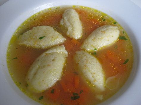 Grizgaluska leves Semolina Dumplings, German Soup, Semolina Recipe, Dumplings Soup, Austrian Food, Broth Soup, Soup Dumplings, Dumpling Soup, Hungarian Cuisine