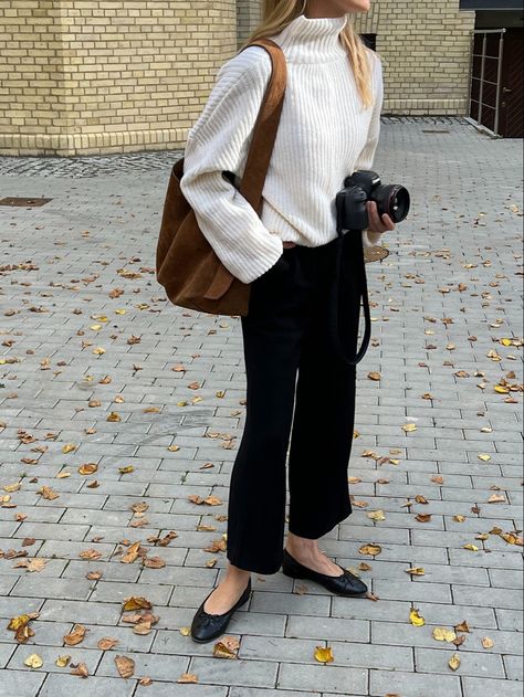 Dark Brown Bag Outfit, Brown Bag Outfit, Daily Moments, Classic Outfit, Black Ballet, Corporate Outfits, Make Life Easier, Brown Bag, Black Ballet Flats