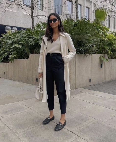 gucci, shoes aesthetic, loafers, handbag designer, handbags, designers Coco Beautea Style, Corporate Style Women, Loafers Outfit Summer, Loafer Outfits Women, Business Professional Attire Women, Loafers Women Outfit, Loafers For Women Outfit, Loafer Outfits, Corporate Fashion