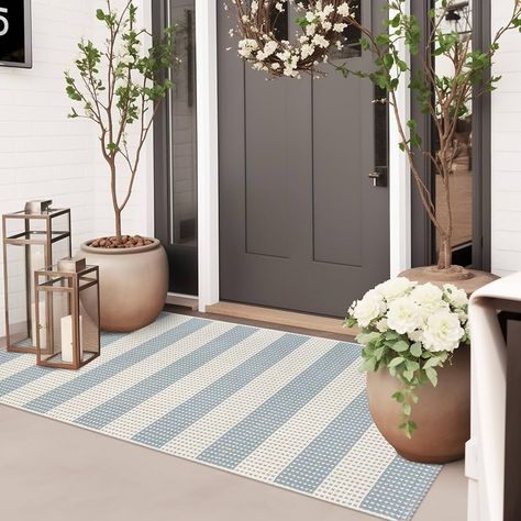 Entrance Apartment, Small Porch Decor, Country Front Door, Front Door Planters, Trendy Door, Front Door Rug, Porch Rug, Door Rugs, Front Door Mats