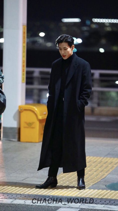 Coat On Shoulders Men, Kdrama Winter Outfits Men, Winter Trench Coat Outfit Men, Trench Coat Turtle Neck Outfit Men, Suit With Overcoat Men, Korean Overcoat Men, Turtleneck Trench Coat Outfit Men, Korean Trench Coat Outfit Men, Longcoats Outfits Men