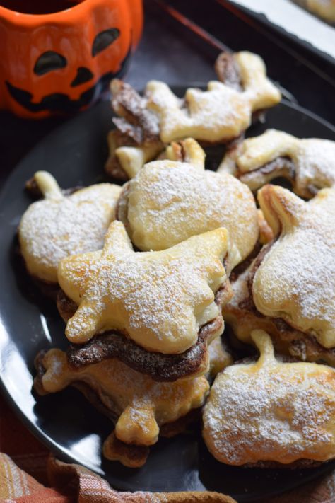 Halloween Nutella Puff Pastry Nutella Phyllo Pastry, Puff Pastry Nutella Cookies, Nutella Puffed Pastry, Nutella Stuffed Puff Pastry, Puff Pastry Dessert Nutella, Puff Pastry And Nutella Recipes, Nutella Pastry Puff, Puff Pastry With Nutella, Puff Pastry And Nutella