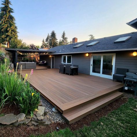 Small Deck Off Master, Deck Side Of House, Low Deck With Pergola, Back Porch Deck Ideas Budget, Modern Back Deck Ideas, Bungalow Back Deck Ideas, Level Deck Ideas, Composite Back Deck Ideas, Outside Wooden Deck Ideas