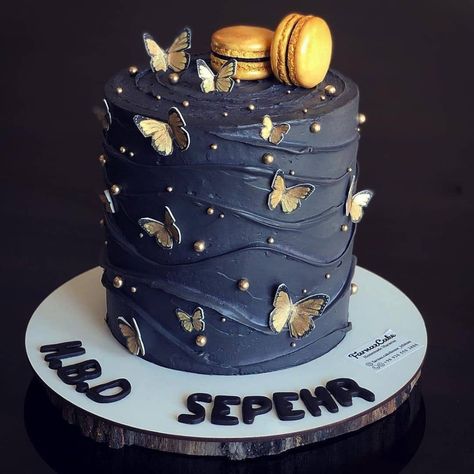 Cutest birthday cakes ideas in 2021 / MÉLÒDÝ JACÒB Dark Blue Cake, Bon Voyage Cake, Brushstroke Cake, Blue Birthday Cakes, Minnie Cake, Lego Cake, Spiderman Cake, Blue Cakes, Creative Birthday Cakes