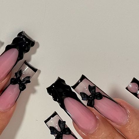 ⋆˙⟡♡ ꜱᴛᴜɴɴᴀ ꜱᴇᴛꜱ ⋆˙⟡♡ on Instagram: "these are just too cute🖤  • @nailprofus blush acrylic •inspo @ppreciousacrylics  • #glamnails #blacknails #pinknails #squarenails #longnails #xInails #nailcharms #bownails #taperedsquarenails #frenchtipnails #nailinspo #nailsofinstagram #baddienails #longnailinspo #blacknails #acrylicnailinspo #acrylicnails #cutenails" Pink And Black French Nails, Black French Nails, Fye Nails, Tapered Square Nails, Black French, Glam Nails, Nail Charms, French Tip Nails, Square Nails