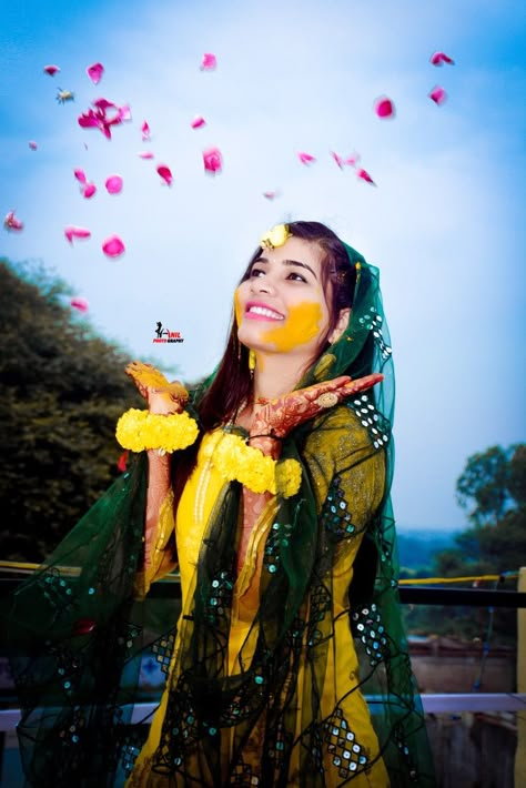 Haldi Girl, Haldi Stills, Haldi Video, Haldi Pic, Mehndi Poses, Haldi Pose, Haldi Shoot, Funny Wedding Poses, Mangala Snanam