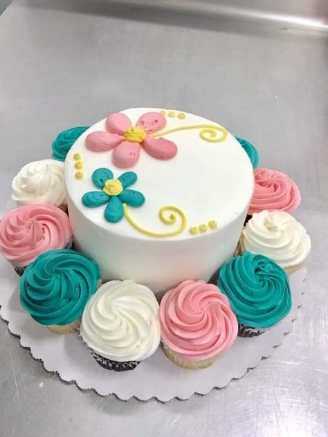 Small Round Cake Designs, Circle Cake Decorating Ideas, Cookie Cake Frosting Designs, Decorated Cookie Cake Ideas, Party Combo Cake Ideas, Fun Round Cake Ideas, Round Cake Decorating Ideas, Ideas Para Decorar Tortas Facil, Simple Sheet Cake Designs