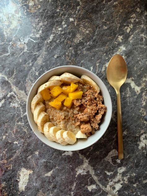 Овсянка с бананом, манго, п�еченькой и корицей Oatmeal With Mango, Mango Cookie, Oatmeal With Banana, Mango Oatmeal, Oatmeal Bowls, Banana Oats, Banana Oatmeal, Warm Food, Oat Milk