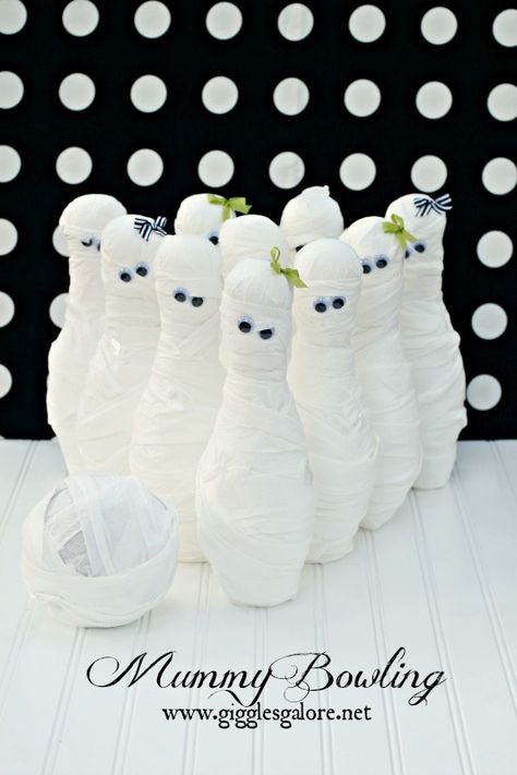 Mummy bowling halloween party game Mummy Bowling, Diy Halloween Party Games, Halloween Class Party Games, Halloween Party Games For Kids, Halloween Carnival Games, Diy Halloween Party, Fun Halloween Party Games, Party Games For Kids, Fun Halloween Games