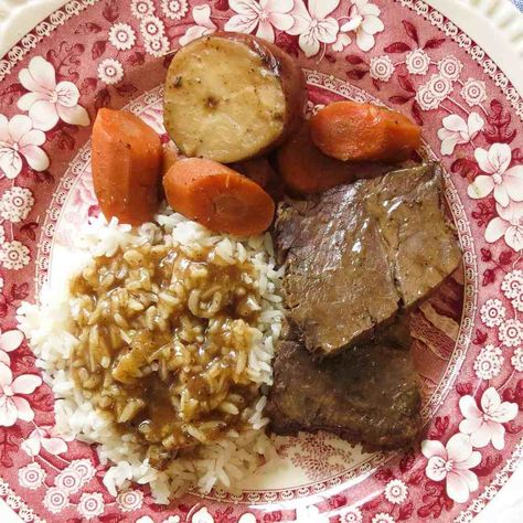 We Cajuns like our rice and gravy the way our Momma's taught us with a dark, I mean really dark, rich gravy over a pile of white rice. #riceandgravy #cajunfood Roast Rice And Gravy, Classic Cajun Recipes, Cajun Rice, Rice And Gravy, Making Rice, Ground Beef And Cabbage, Chicken Fricassee, Chicken Gumbo, Leftover Beef