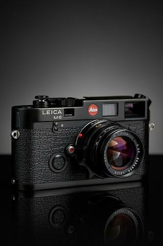 Fotocamere Vintage, Leica Photography, Leica M6, Camera Wallpaper, Dslr Photography Tips, Photo Gear, Classic Camera, Old Cameras, Leica M