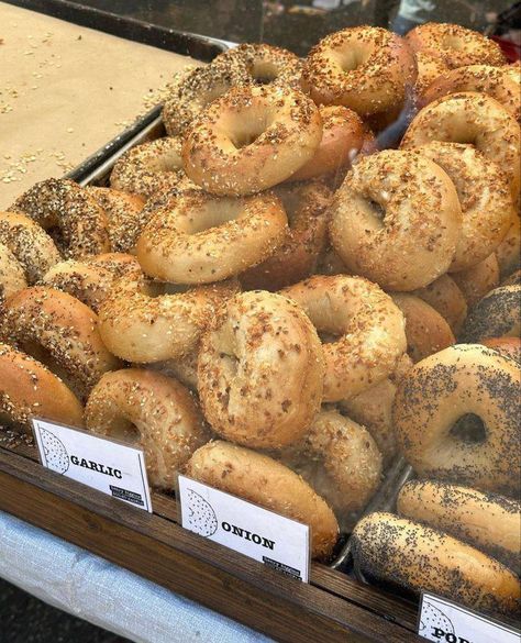 Bagels Nyc, Bagel Cafe, Cafe Nyc, New York Bagel, Breakfast Yummy, Aesthetic Cafe, Bagel Shop, Travel Architecture, American Culture