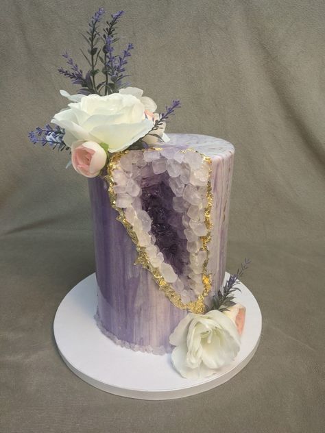 Purple Geode Cake, Crystal Cakes, Geode Cakes, Trendy Cakes, Boho Cake, Geode Cake, Wedding Mirror, Cake Hacks, Crystal Cake