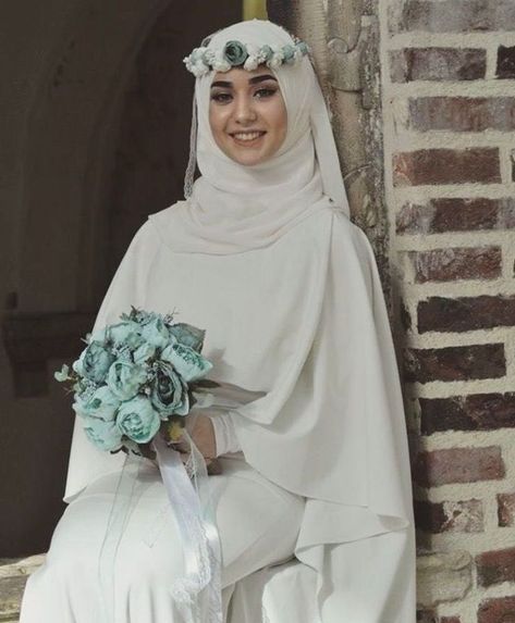 Check out these wedding Hijab styles that are stunning! Simple Muslim Wedding Dress, Muslim Wedding Dress Hijab Bride, Wedding Dress Hijab, Wedding Dresses Hijab Bride, Wedding Hijab Styles, Muslim Wedding Gown, Hijab Stile, Baju Kahwin, Hijabi Brides