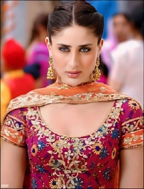 Kareena Kapoor Makeup Looks, Kareena Kapoor Khan 90s, 90s Bollywood Lehenga, 90s Lehenga, Kareena Kapoor 2000s, Rani Mukherjee 90s Outfit, 2000s Bollywood Fashion, Vintage Bollywood Outfits, Kareena Kapoor 90s