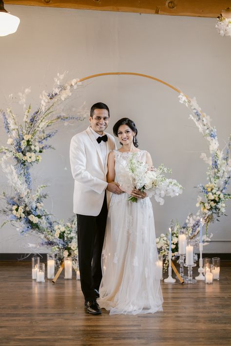 Wedding Arch Blue And White, Blue Wedding Arch Ideas, Circle Arch Wedding, Wedding Circle Arch, Circular Wedding Arch, Wedding Arch White, Backdrop Wedding Ceremony, White Bouquet Wedding, Wedding Arch Circle