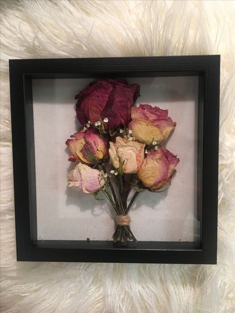 Shadow Box Roses, Dried Roses Ideas, Roses In Frame, Rose Shadow, Dried Flowers Diy, Drying Roses, Pressed Flower Crafts, Diy Rose, Bf Gifts