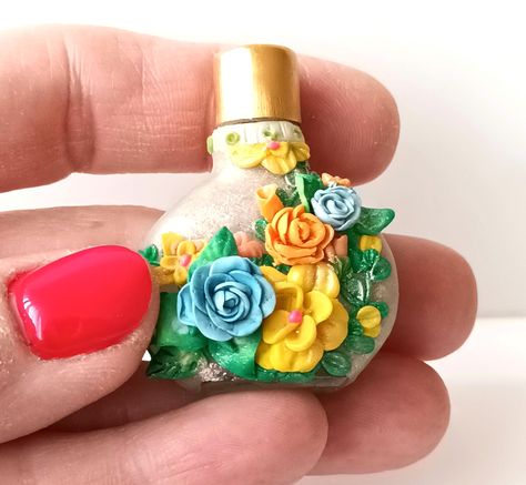 Small Glass Bottles Art, Miniature Bottle Art, White Diamond Pearl, Art Bottle, Parfum Bottle, Clay Sculpting, Bottle Decoration, Small Glass Bottles, Decorated Bottle