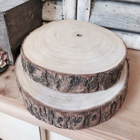 Wood Slices Log Slice Cake Stand, Birthday Display Board, Platter Table, Cake Stand Centerpiece, Cakes For Friends, Log Centerpieces, Wooden Log Slices, Cake Displays, Hunter Wedding