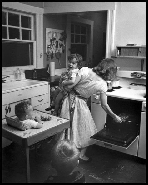 32 Photos of Young Housewives From Between the 1940s and 1950s ~ Vintage Everyday 1950s Housewife, Elliott Erwitt, Vintage Housewife, Vintage Mom, Magnum Photos, Vintage Life, Home Alone, Trendy Baby, Vintage Photographs