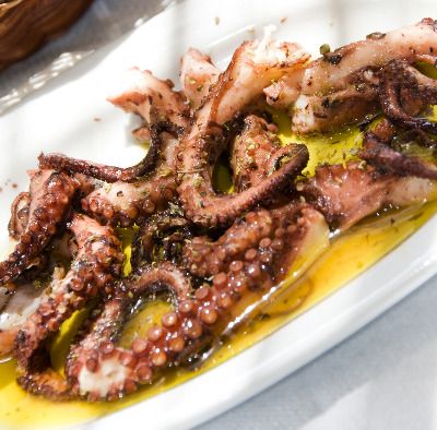 Greek Meze, Octopus Recipes, Calamari Recipes, Grilled Octopus, Seafood Salad, Mediterranean Cuisine, Idee Pasto Sano, Calamari, Fish Dishes