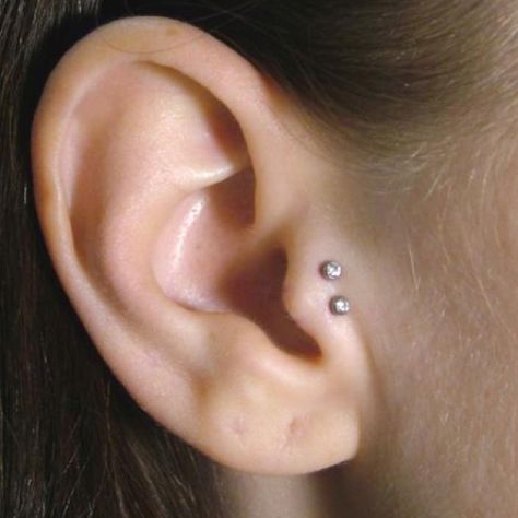 So cute! If my tragus piercing didn't hurt so bad the first time, I would totally do this to my other one. Double Tragus Piercing, Double Tragus, Ears Piercing, Double Tongue Piercing, Cartilage Ear Cuff, Ear Piercings Tragus, Fake Earrings, Double Piercing, Cute Ear Piercings