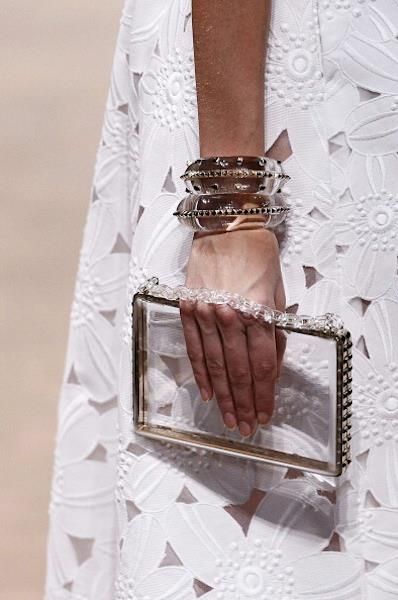 #valentino #gold #clear #clutch Clear Clutch, Mulberry Bag, Bottega Veneta Bag, Edgy Accessories, Spring Bags, Fashion And Beauty Tips, Wholesale Handbags, Cheap Handbags, Handbag Outlet