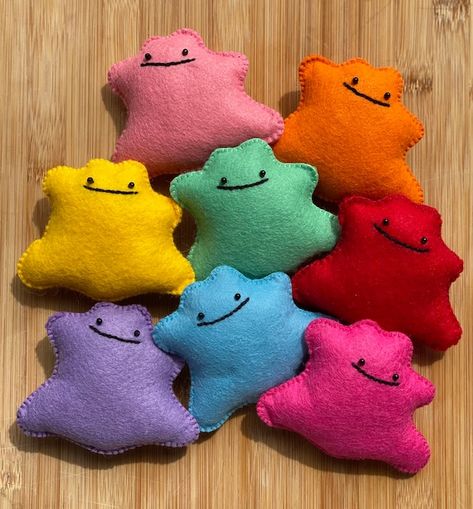 Ditto Pokemon, Pokemon Ditto, Kawaii Felt, Felt Plushie, Felt Plush, Pokemon Craft, Hand Sewing Projects, Handmade Plushies, Cute Sewing Projects