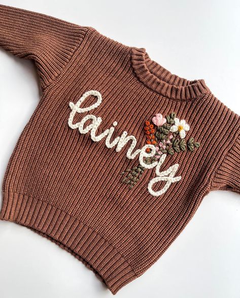 Chunky Yarn Embroidery, Embroidered Sweater Outfit, Embroidery Sweater Diy, Embroidery Sweaters, Embroidered Sweaters, Sweater Embroidery, Clothes Embroidery Diy, Diy Sweater, Diy Baby Gifts