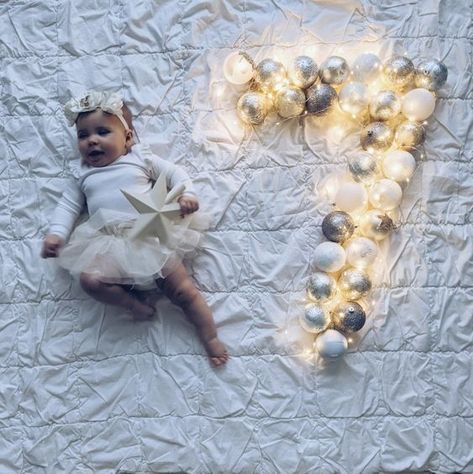 Months Photos Baby Ideas, Baby Photoshoot Ideas 4 Months, Baby Age Pictures, Baby 7 Months Photography, January Baby Photoshoot Ideas, January Monthly Baby Picture, 3 Month Baby Picture Ideas, 4 Months Baby Photoshoot Ideas, 3 Months Baby Photography