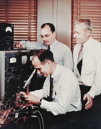 AT Bell Telephone Laboratories scientists William Shockley (seated), John Bardeen, and Walter Brattain invent the transistor (l948), the first solid state amplifier or switch, and lay the foundation for modern electronics. The three shared the Nobel Prize in Physics in 1956 for the achievement. William Shockley, Bell Labs, Nobel Prize In Physics, Transistor Radio, Nobel Prize, Smooth Skin, Scientists, Natural Skin Care, Physics