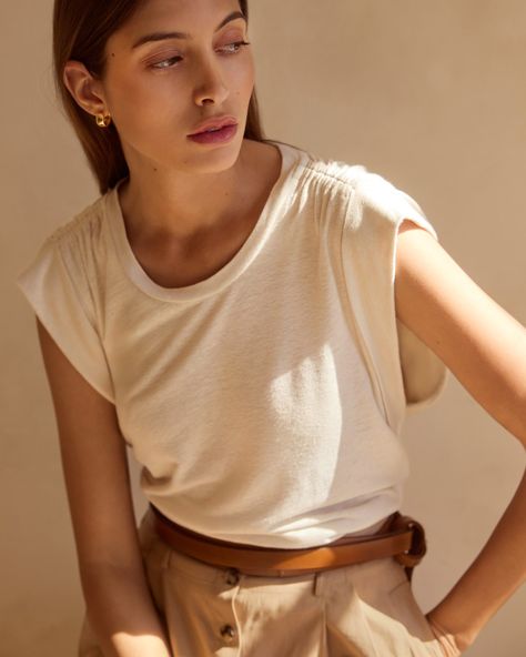 Women's Reins Tee in Tallow Beige Spring Knits, Linen Tee, Stripe Outfits, Silhouette Ideas, Simple Tees, Clothing Details, Scoop Neck Tee, Muscle Tee, Fall 2023