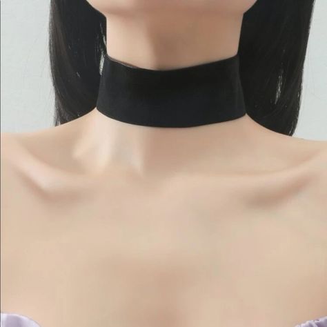 Thick Black Velvet Choker Necklace With Silver Details Brand New! Velvet Choker Aesthetic, Black Collar Necklace, Esther Coleman, Simple Black Choker, Thick Choker Necklace, Fairy Oc, Kpop Oc, Faceless Girl, Cowboy Accessories