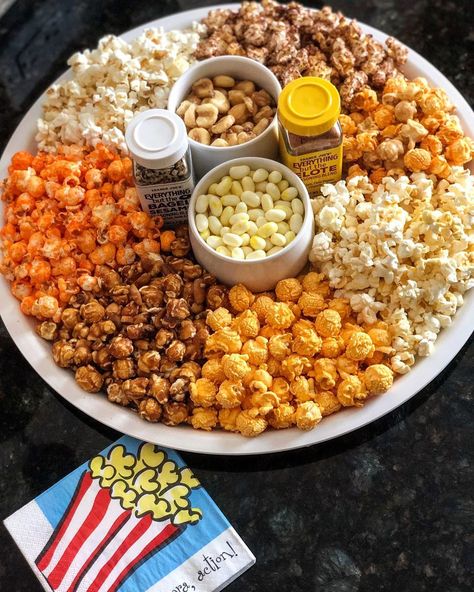 Popcorn Board, Cooking Popcorn, Savory Popcorn, Food Set Up, Veg Snacks, Party Food Buffet, Charcuterie Inspiration, Butter Popcorn, Charcuterie Recipes