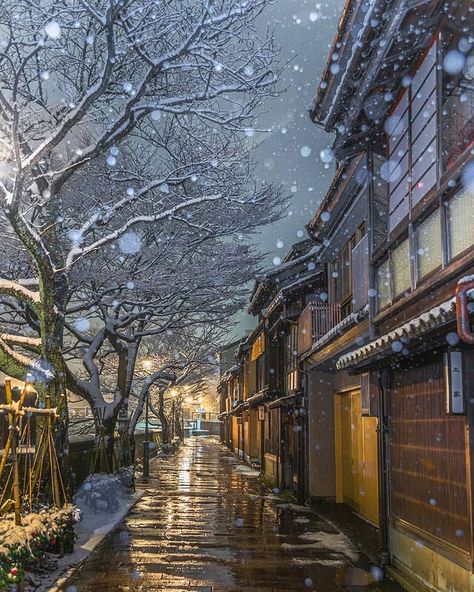 COOL JAPAN VIDEOS su Instagram: "📍Kanazawa City -金沢市-﻿ ﻿ 📸: @kaji4123 ﻿ Kanazawa City, also known as the "Kyoto of Hokuriku," is an area steeped in history reminiscent of…" Kanazawa Japan, Japanese Mountains, Wild Waters, Japan Architecture, Winter Air, Kiyomizu Dera, Love Store, Beautiful Landscape Photography, Go To Japan